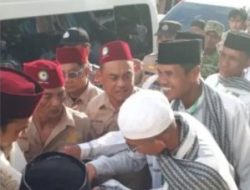 Meski Diguyur Hujan Tabligh Akbar UAS, Masyarakat Tetap Tumpah Ruah