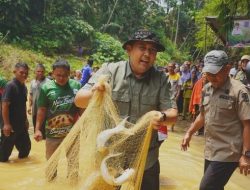 Bupati H M Syukur Didampingi Wabup Buka Lubuk Larangan di Desa Telun